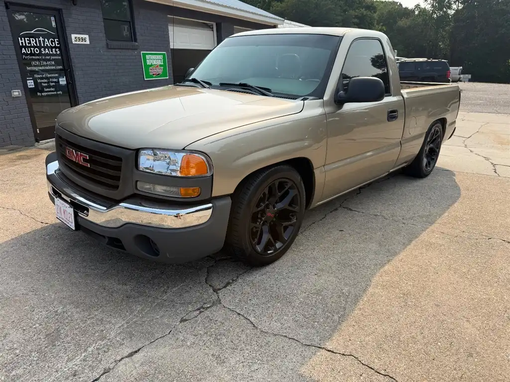 2004 GMC Sierra 2WD Regular Cab 6 1/2-ft SLE's photo
