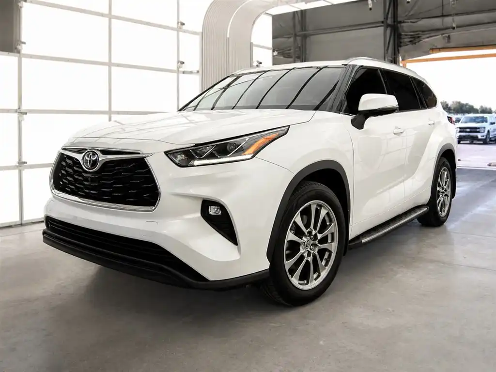 2022 Toyota Highlander Limited Hybrid 4x4's photo