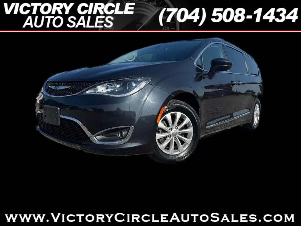 2019 Chrysler Pacifica Touring L's photo