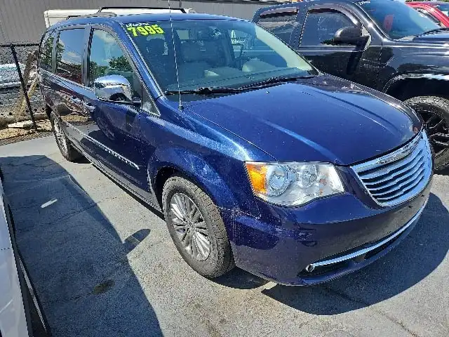 2013 Chrysler Town & Country Touring-L's photo