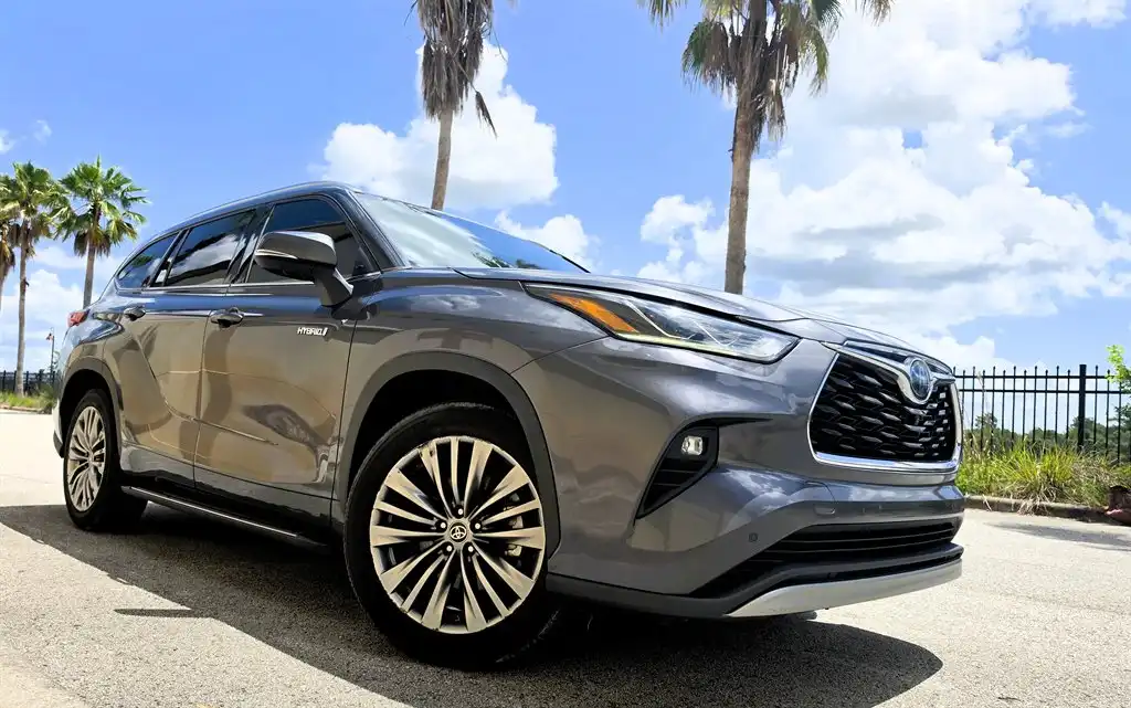 2020 Toyota Highlander Platinum Hybrid 4x2's photo
