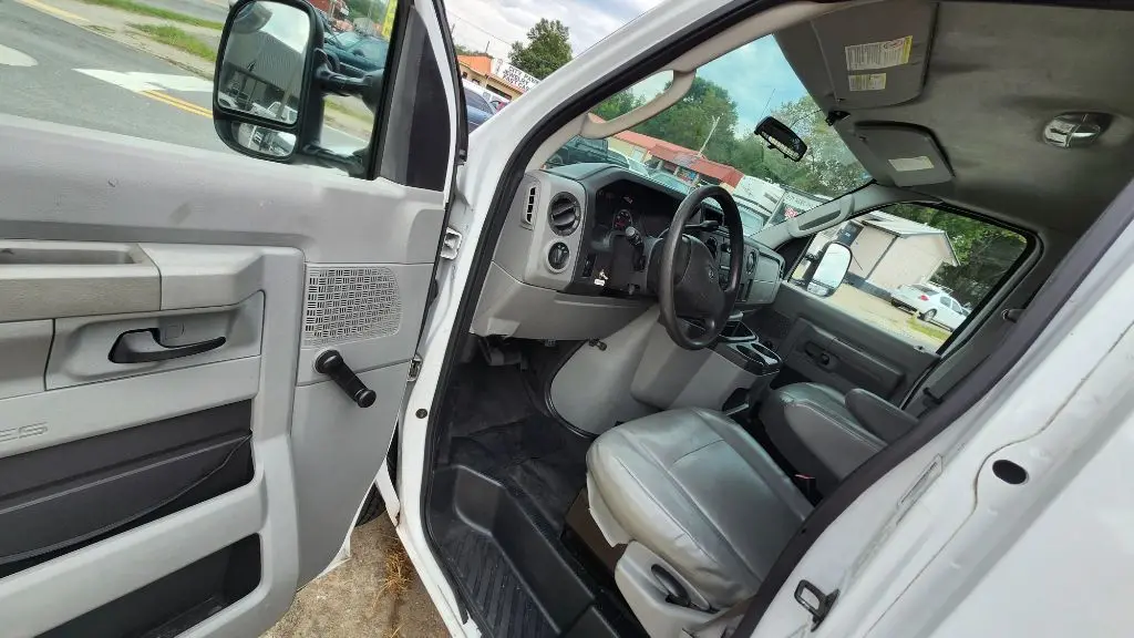 2013 Ford E-Series E-150 Van photo 5