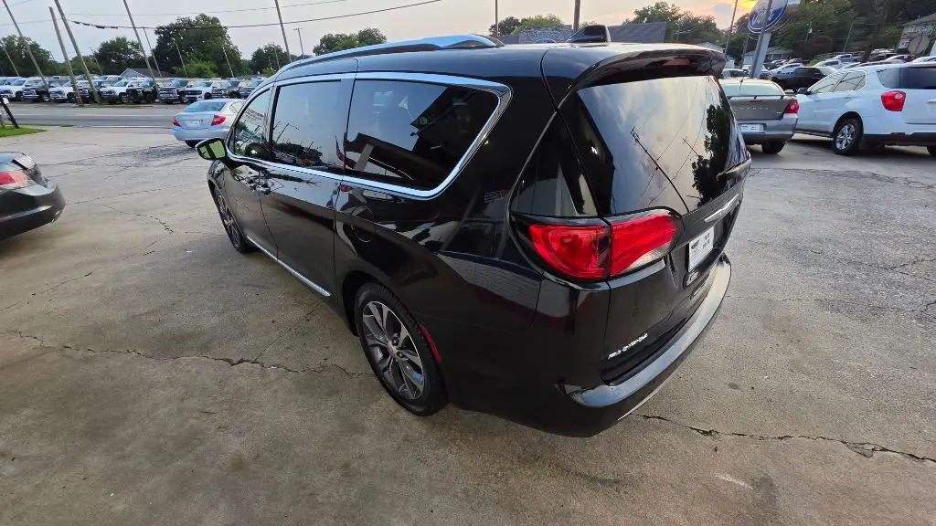 2018 Chrysler Pacifica Limited photo 3