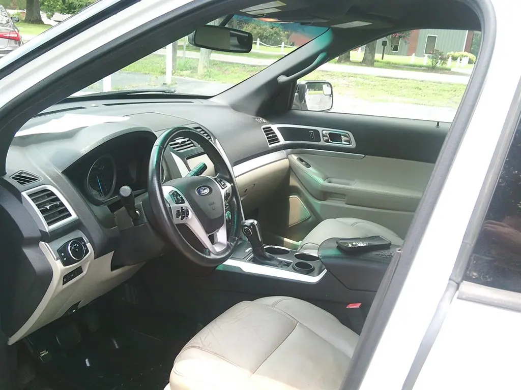 2013 Ford Explorer XLT photo 5
