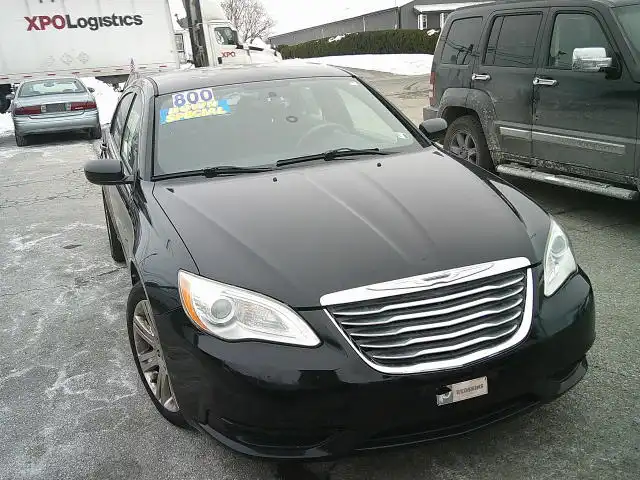 2013 Chrysler 200 LX's photo