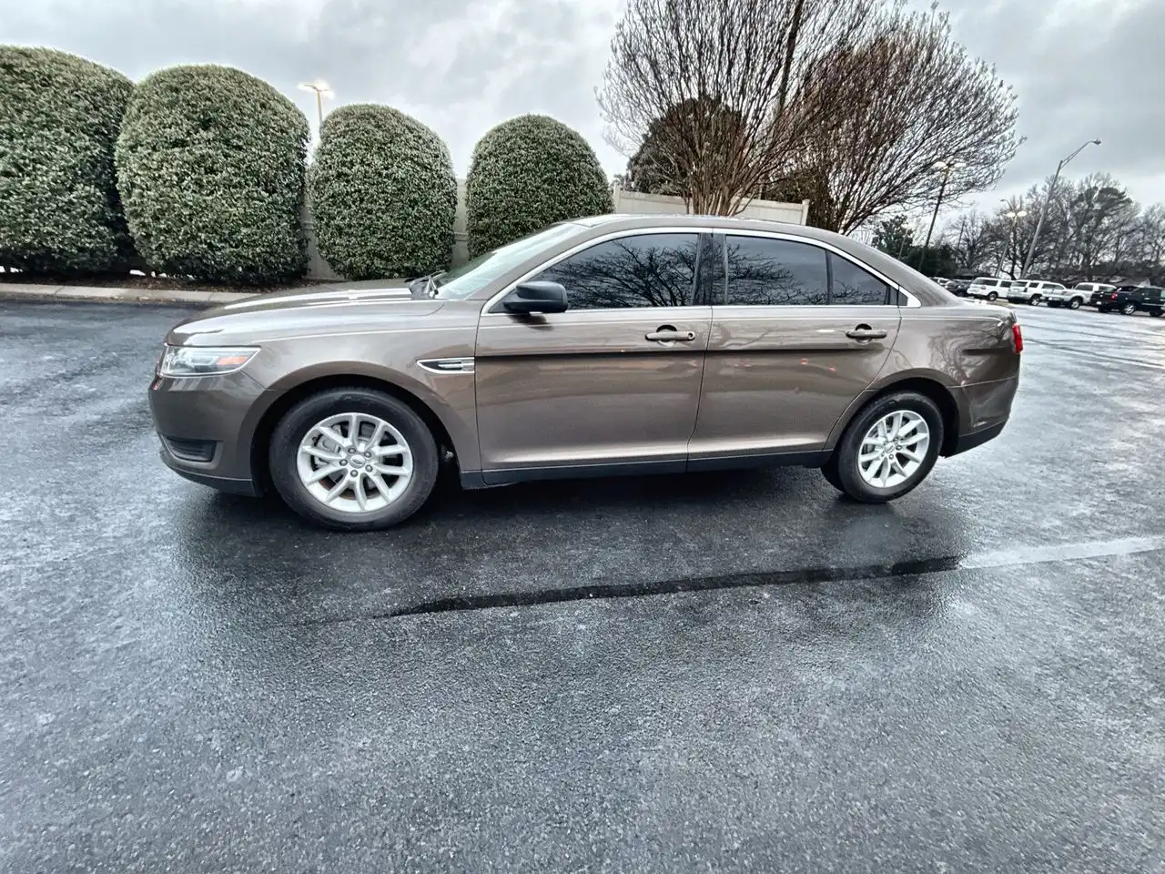 2015 Ford Taurus SE FWD's photo