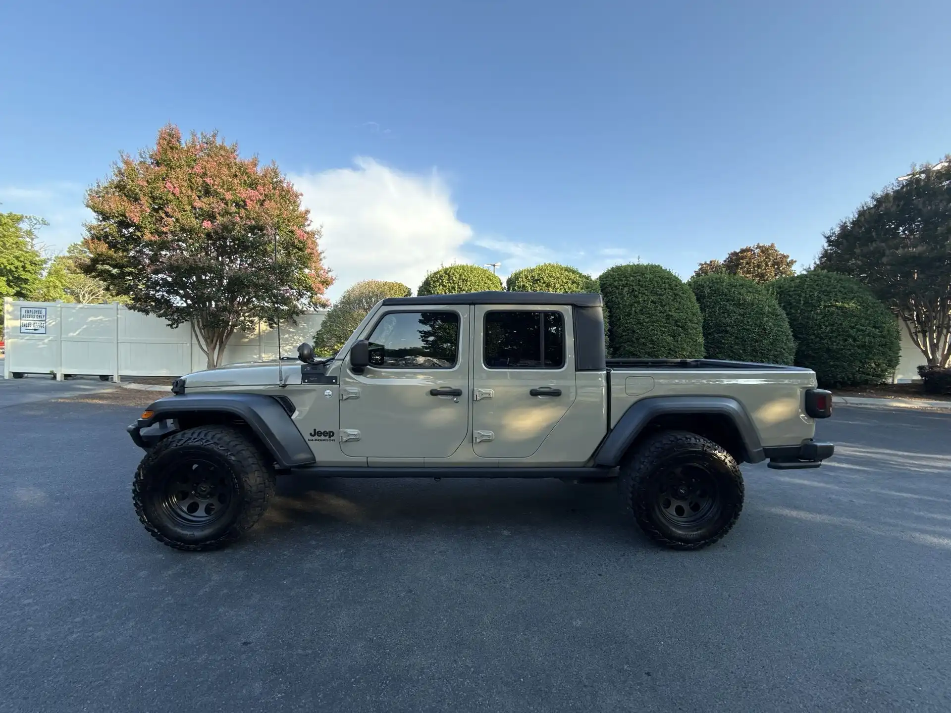 2020 Jeep Gladiator Sport's photo