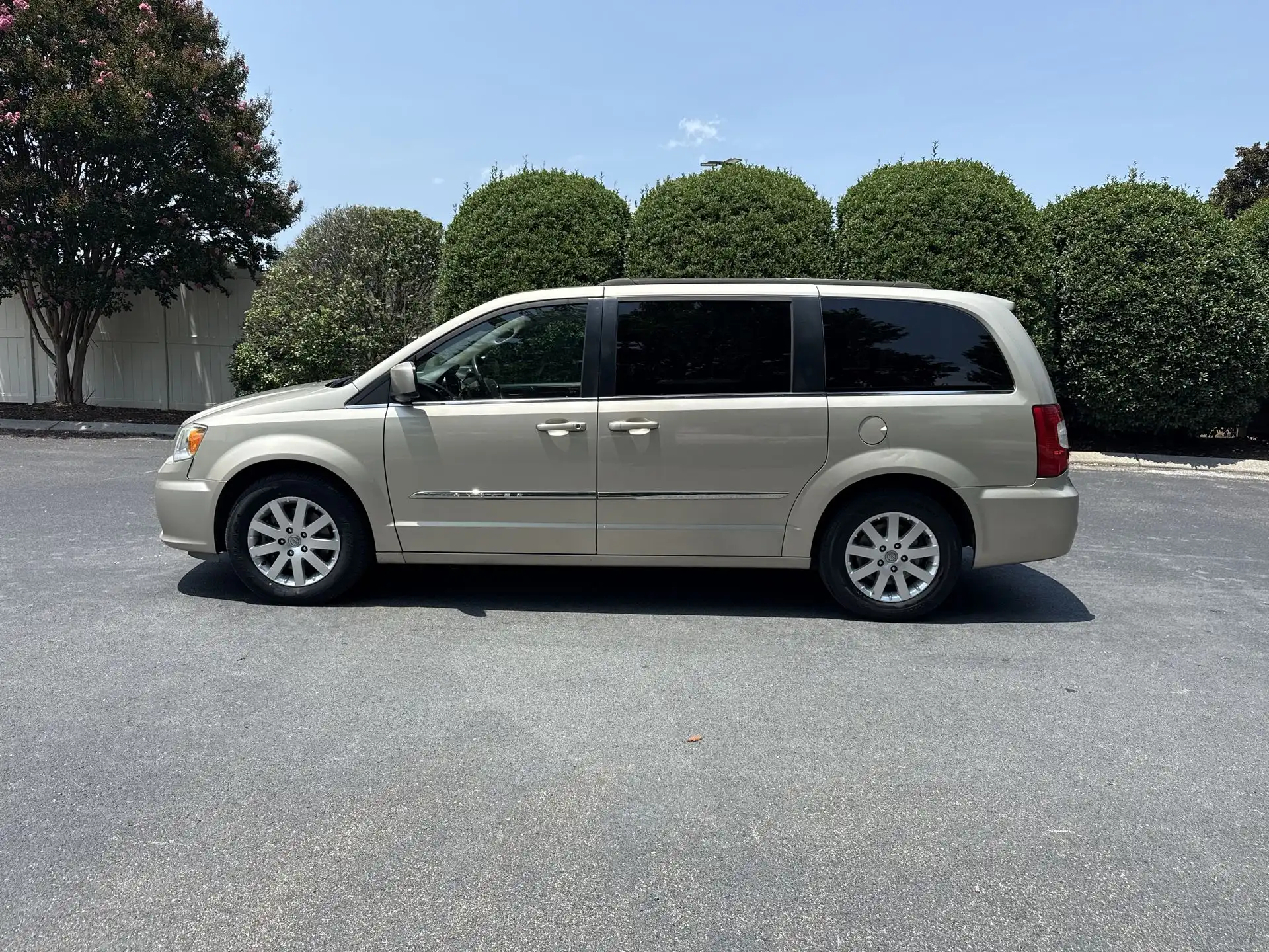 2016 Chrysler Town & Country Touring's photo