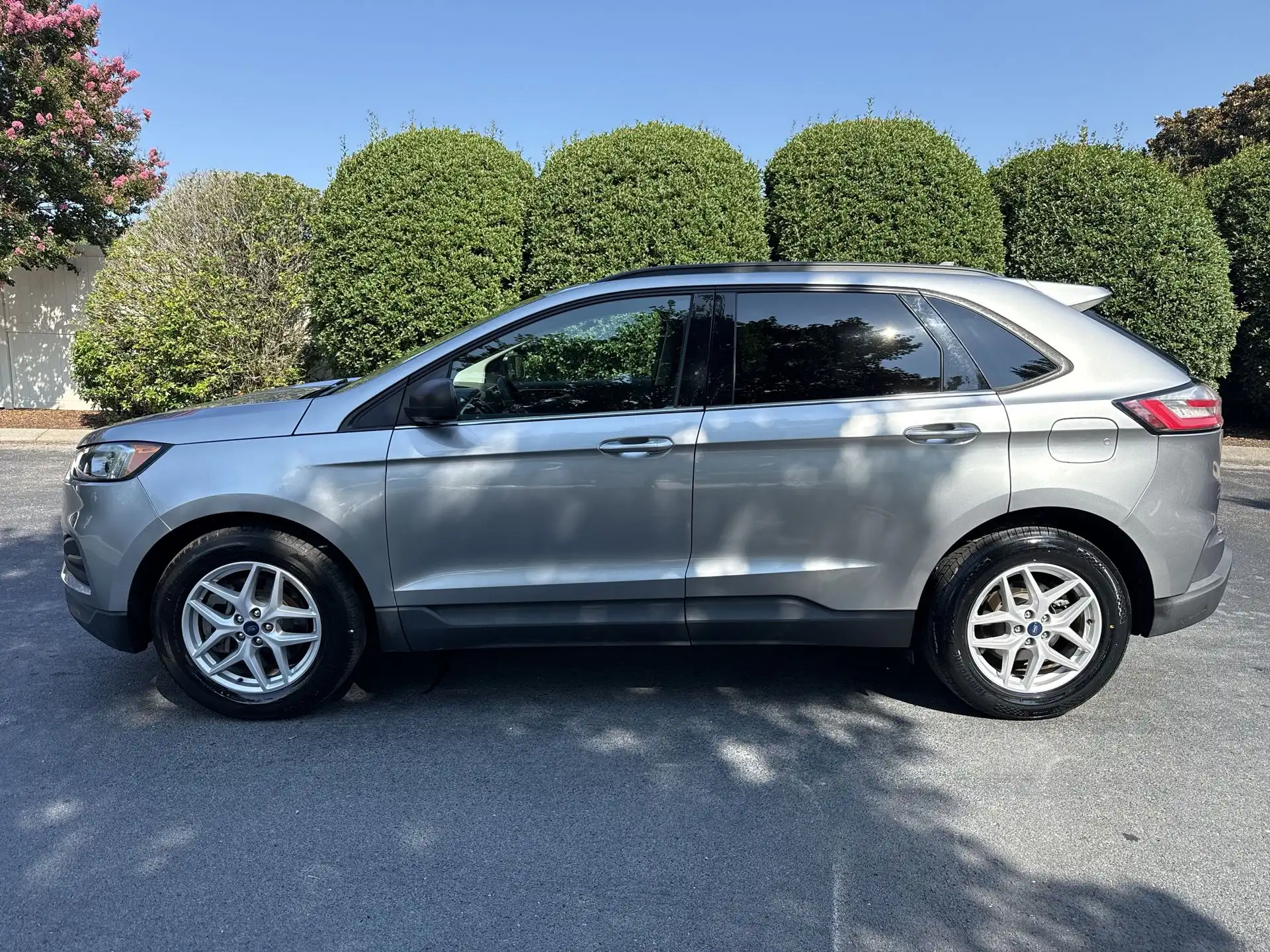 2021 Ford Edge SE's photo