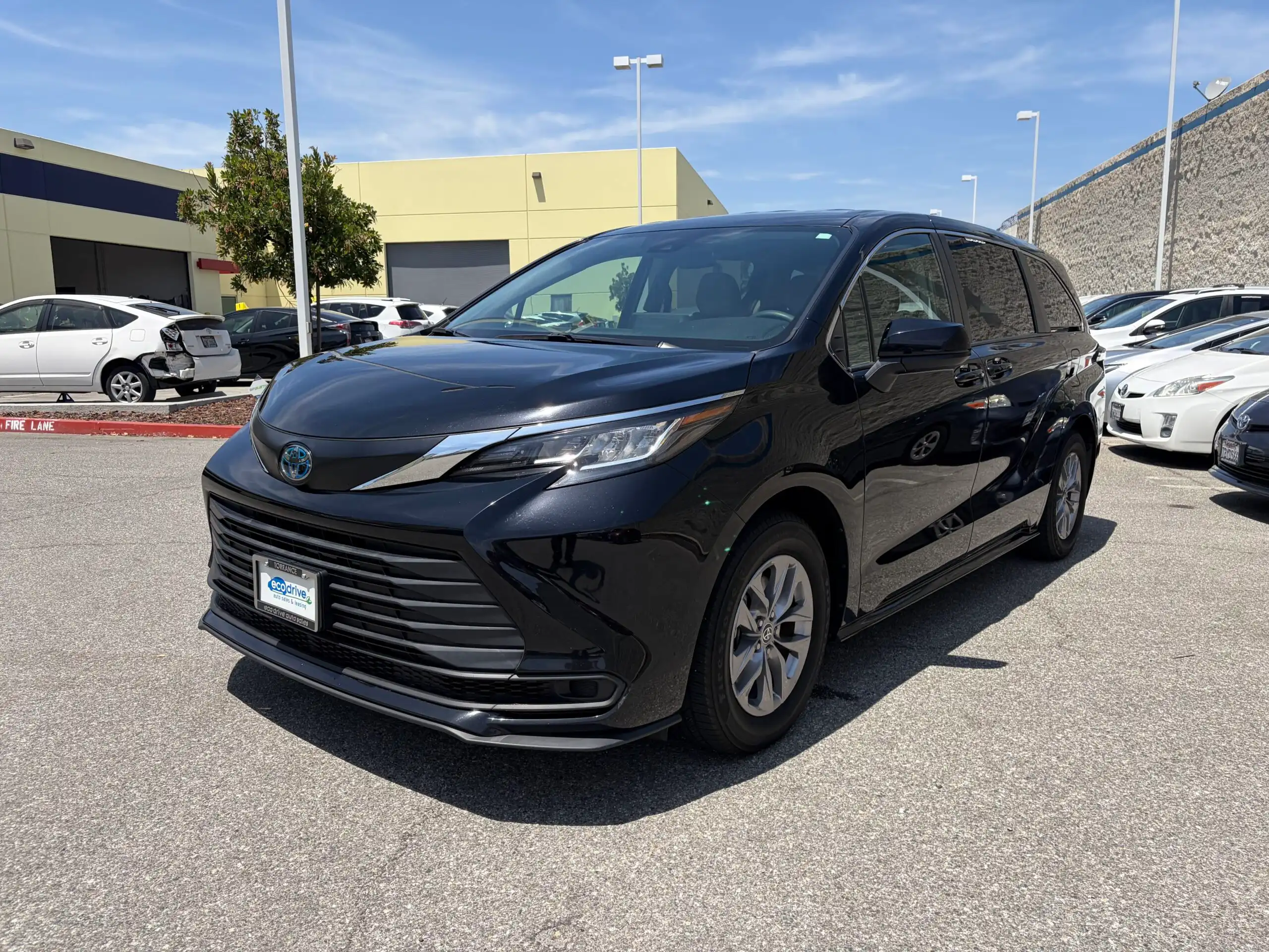 2022 Toyota Sienna LE 8-Passenger Hybrid AWD's photo