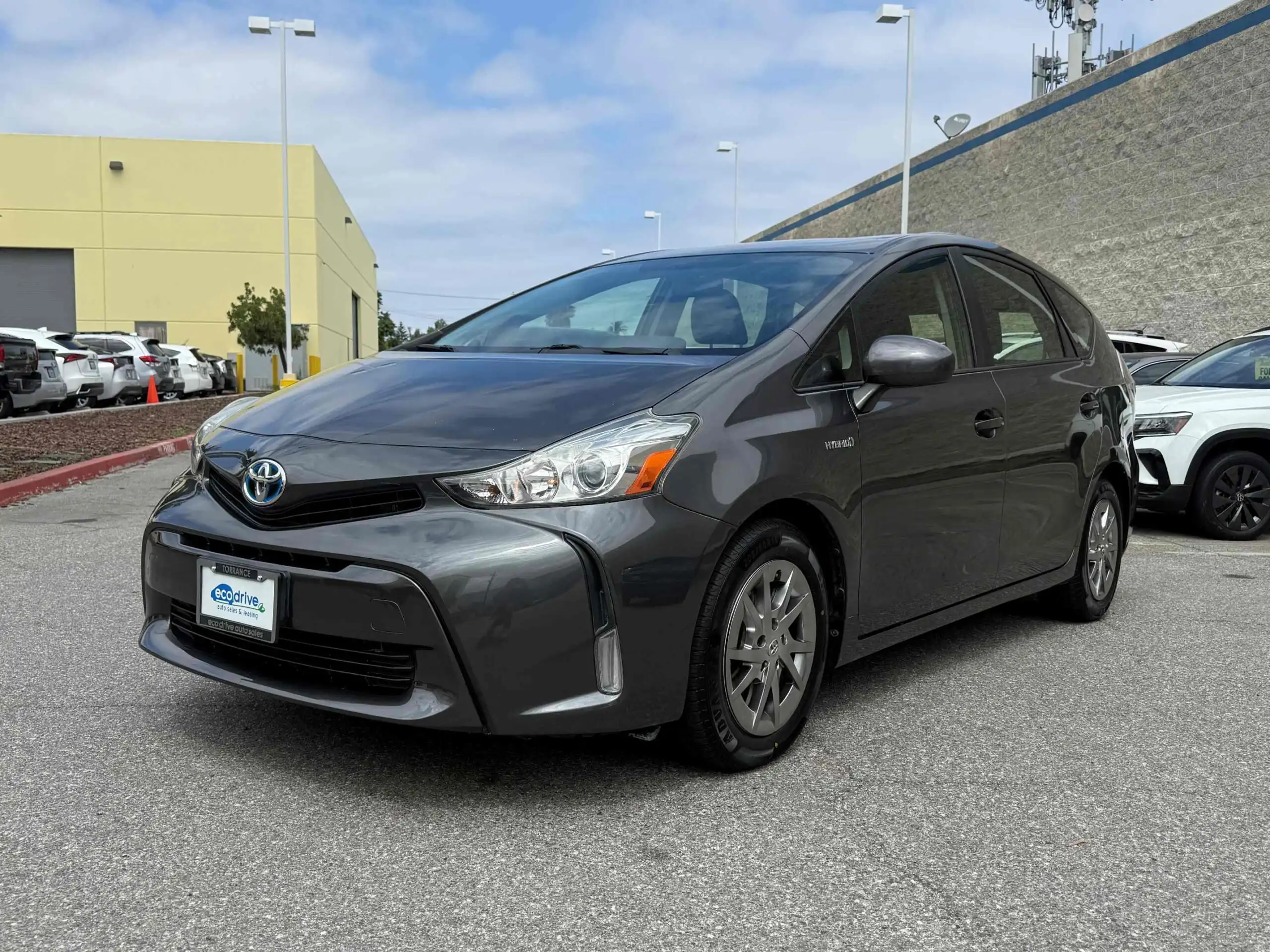 2015 Toyota Prius v Three's photo