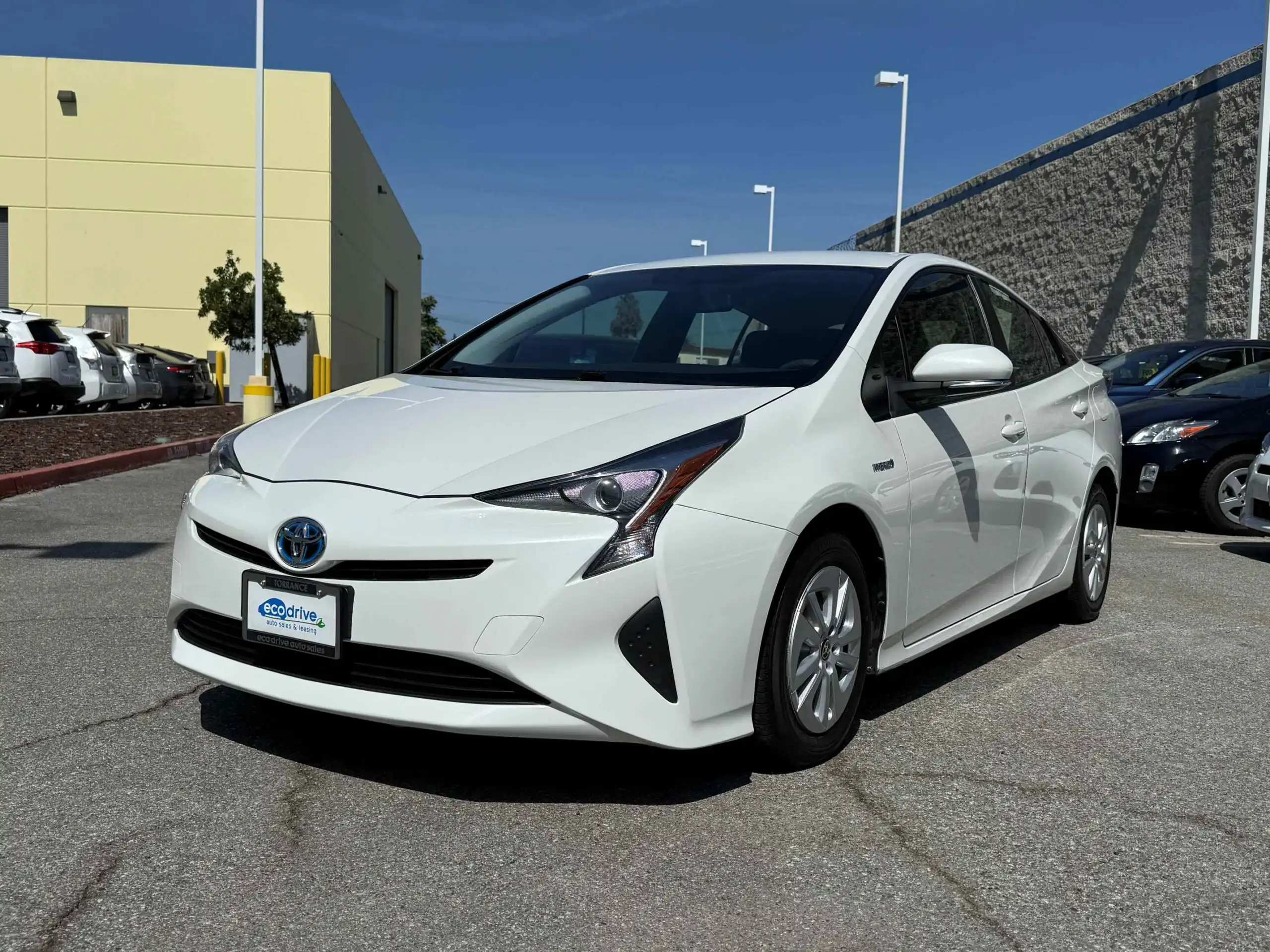 2016 Toyota Prius Two's photo