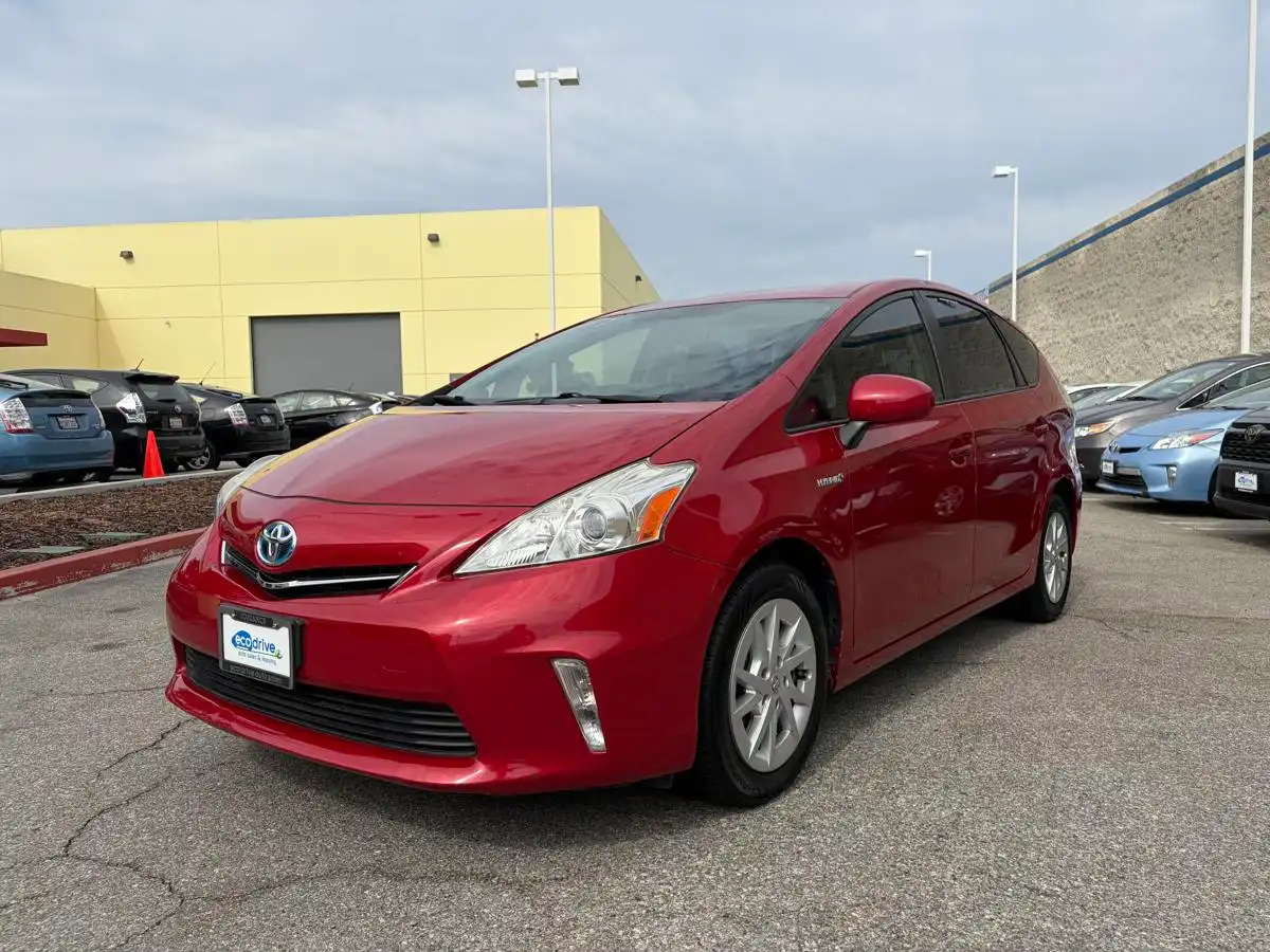 2013 Toyota Prius v THREE's photo