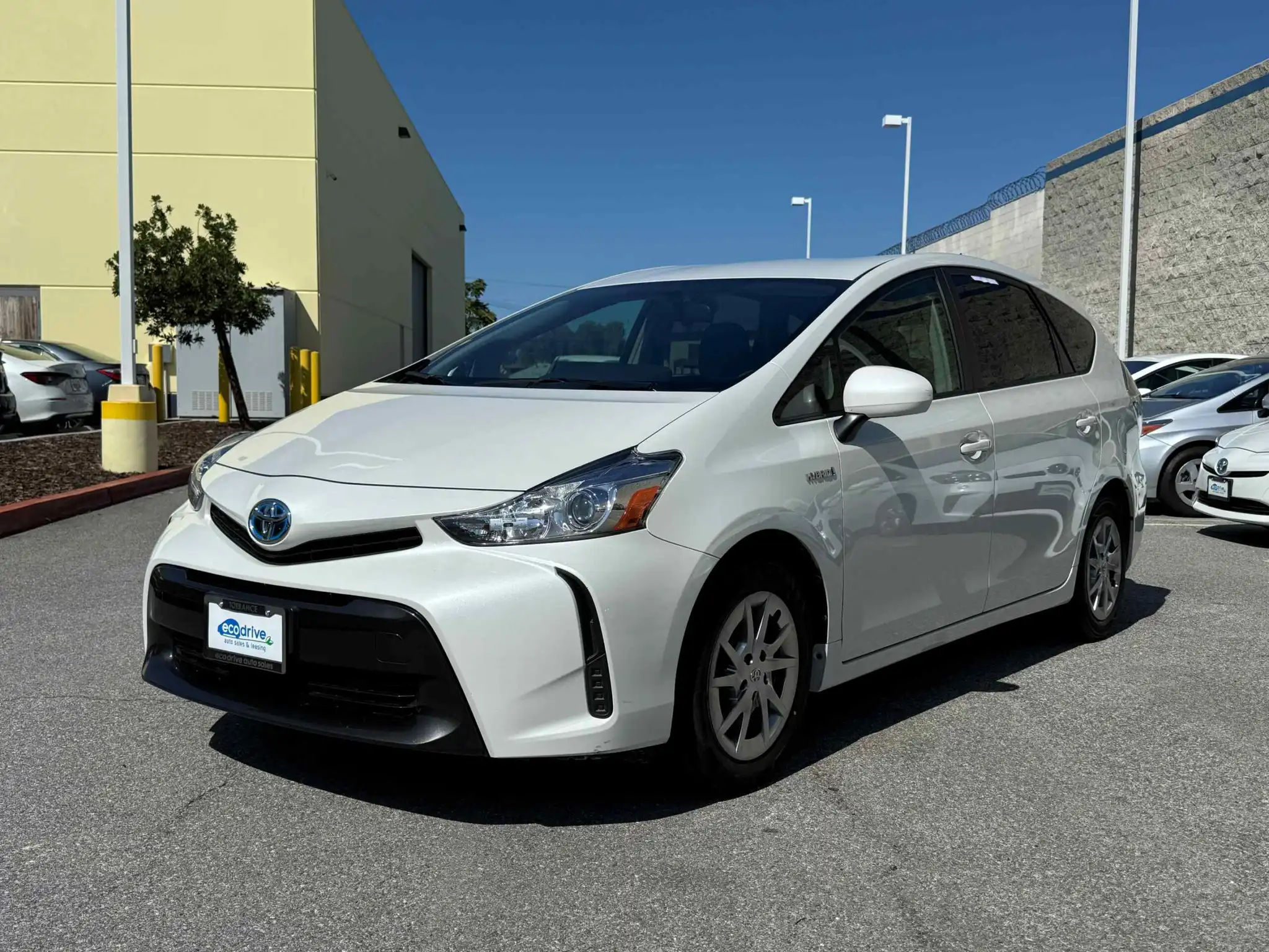 2017 Toyota Prius v Five's photo
