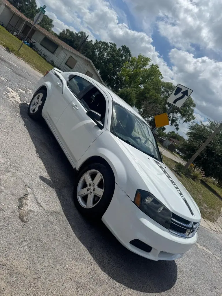 2013 Dodge Avenger SXT photo 4