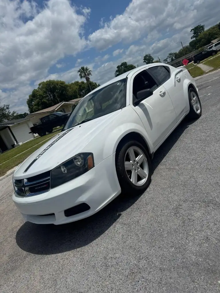 2013 Dodge Avenger SXT photo 1