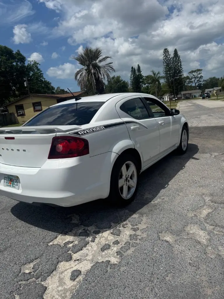 2013 Dodge Avenger SXT photo 3