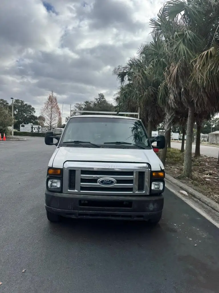 2009 Ford E-Series E-250 Van photo 1