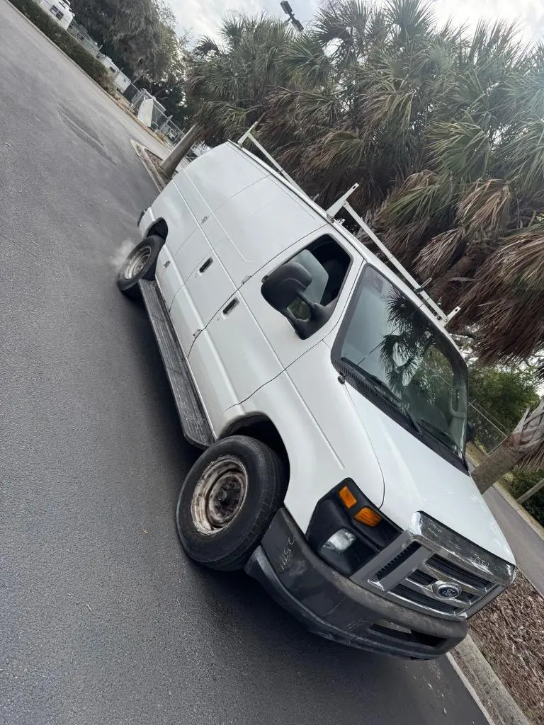 2009 Ford E-Series E-250 Van photo 3