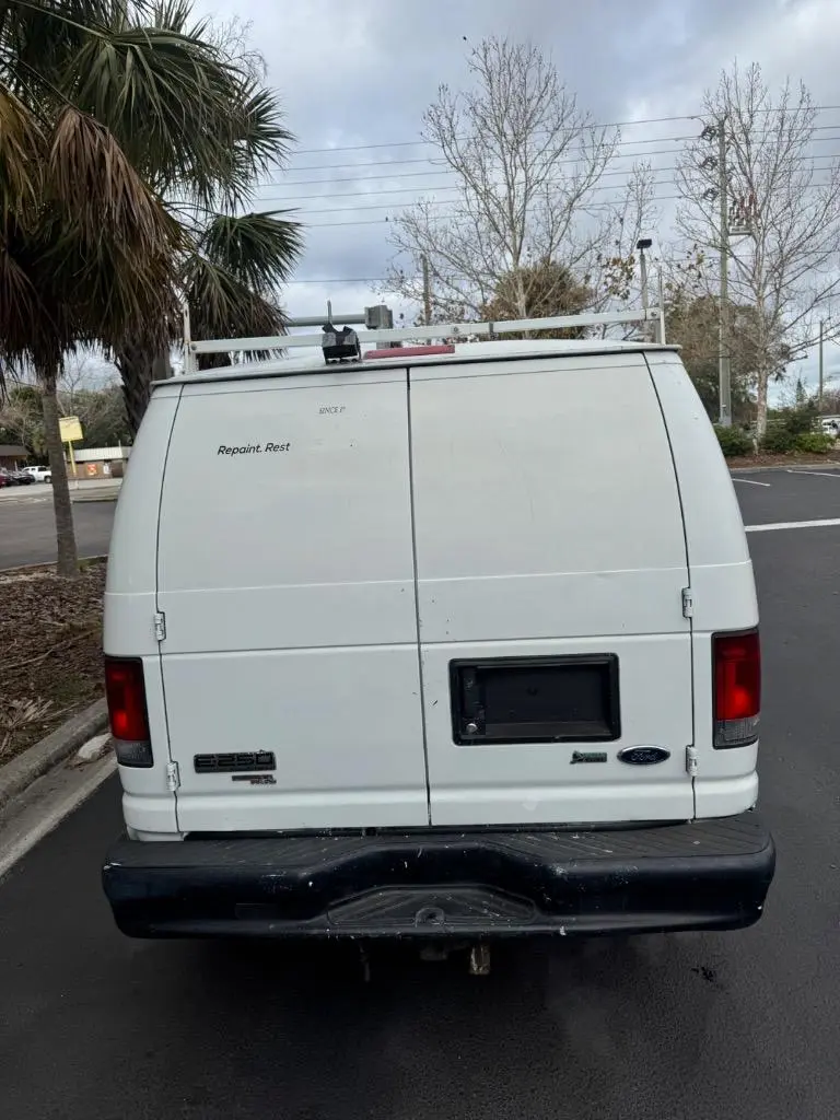 2009 Ford E-Series E-250 Van photo 4