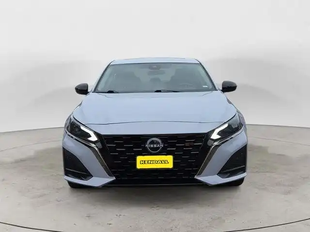 2025 Nissan Altima SR's photo