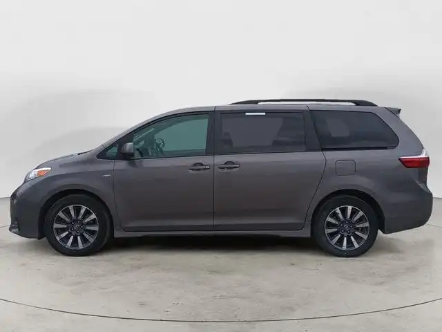 2019 Toyota Sienna LE V6 AWD 7-Passenger's photo