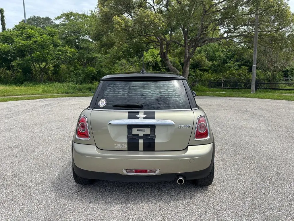 2011 MINI Cooper Base photo 3