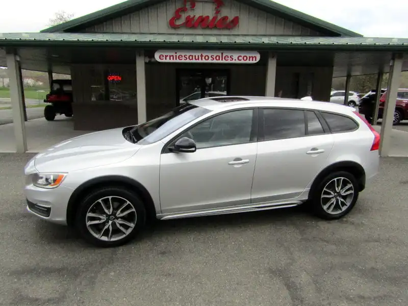 2017 Volvo V60 T5 AWD Cross Country's photo