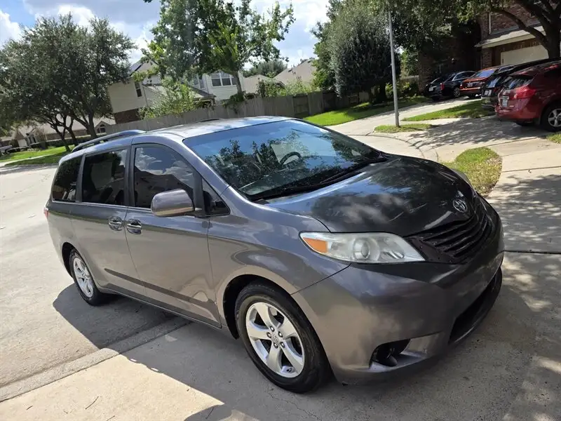 2015 Toyota Sienna LE V6 7-Passenger Access Seat's photo