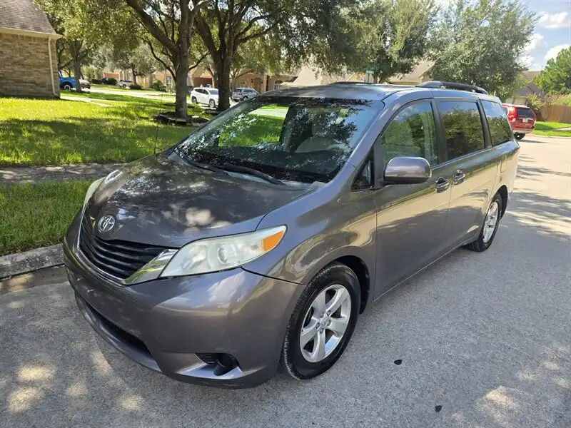 2014 Toyota Sienna LE V6 8-Passenger's photo