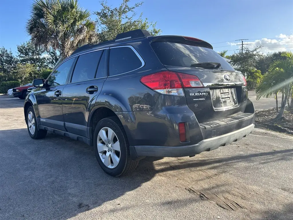 2011 Subaru Outback 2.5i Premium CVT PZEV photo 3