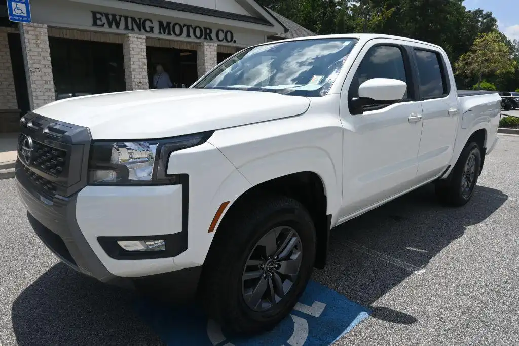 2025 Nissan Frontier SV Crew Cab 4X4 SWB's photo