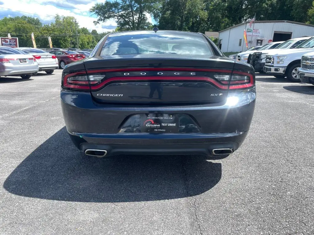 2017 Dodge Charger SXT photo 3