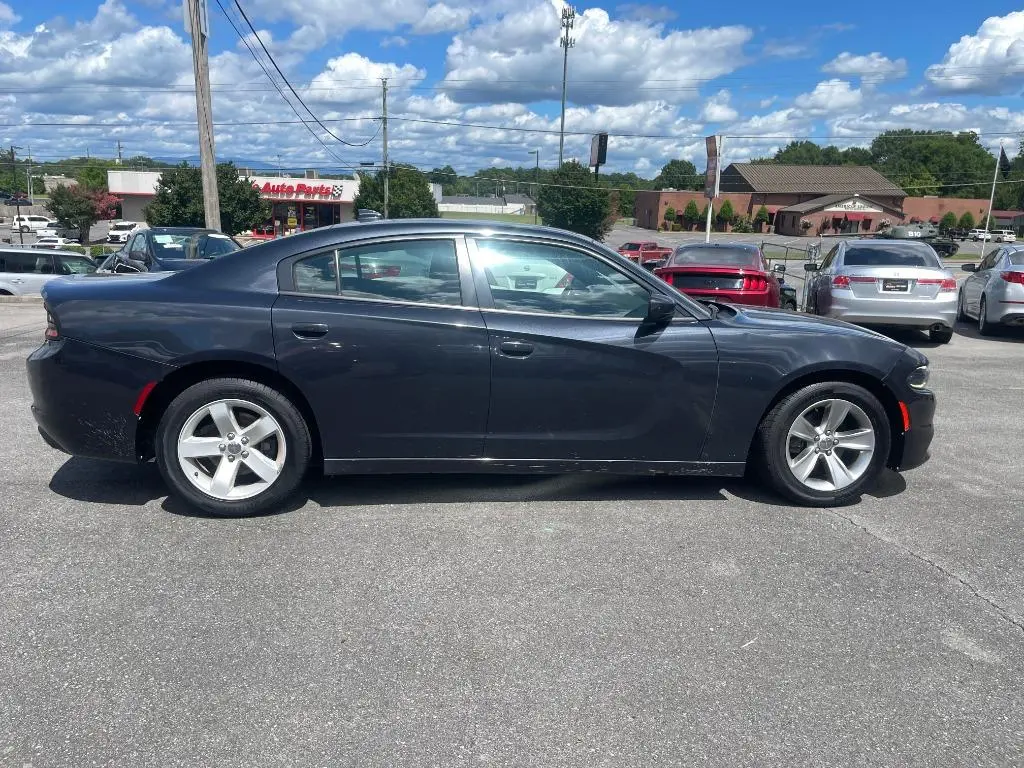 2017 Dodge Charger SXT photo 5