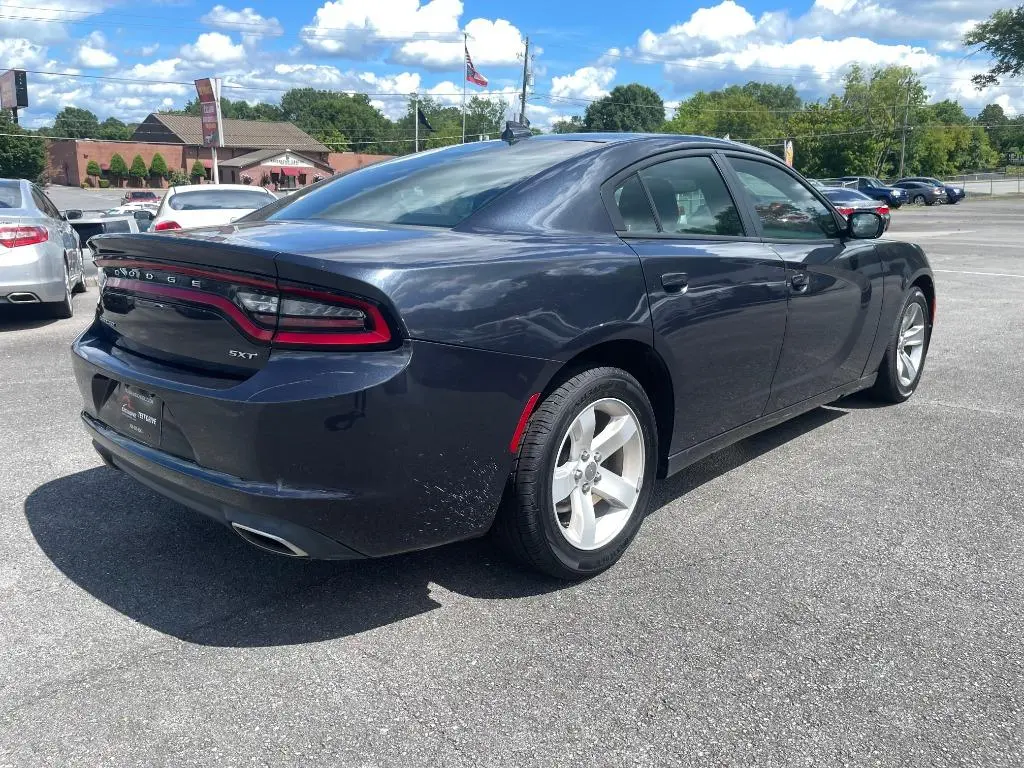 2017 Dodge Charger SXT photo 4