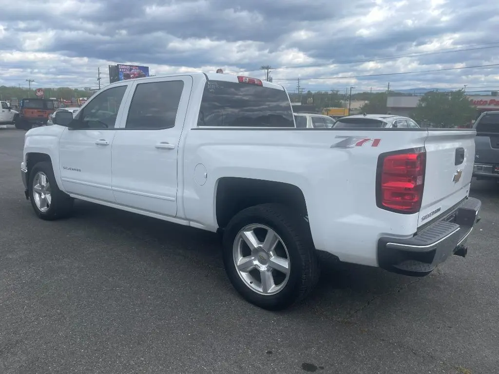 2015 Chevrolet Silverado 1500 LT Crew Cab Short Box photo 5