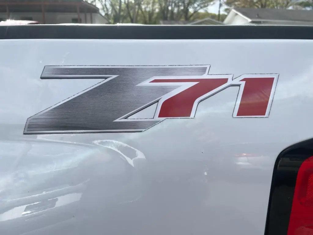 2015 Chevrolet Silverado 1500 LT Crew Cab Short Box photo 3