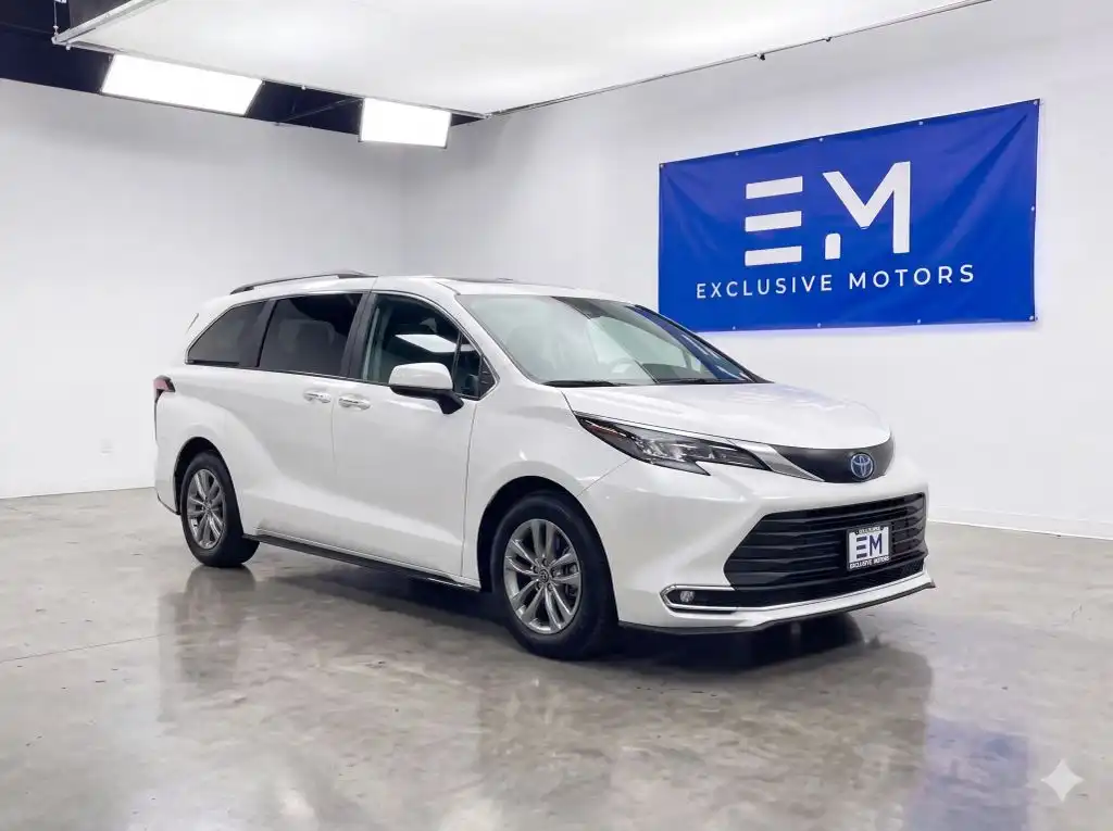 2022 Toyota Sienna XLE 8-Passenger Hybrid FWD's photo