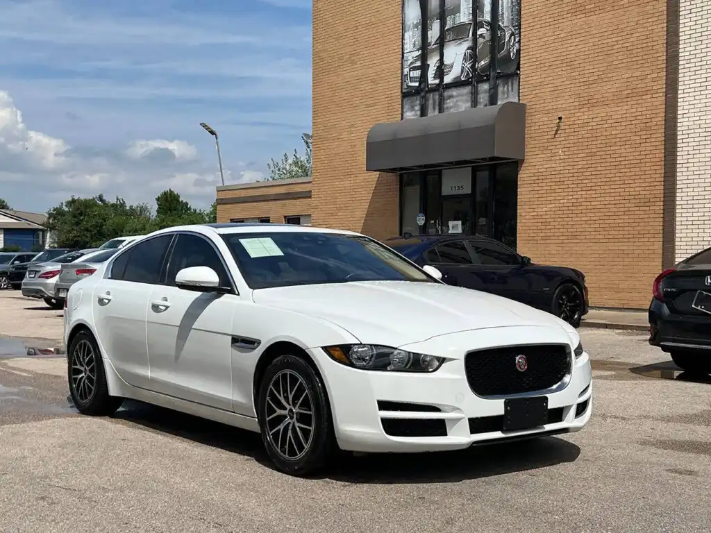 2017 Jaguar XE 25t's photo