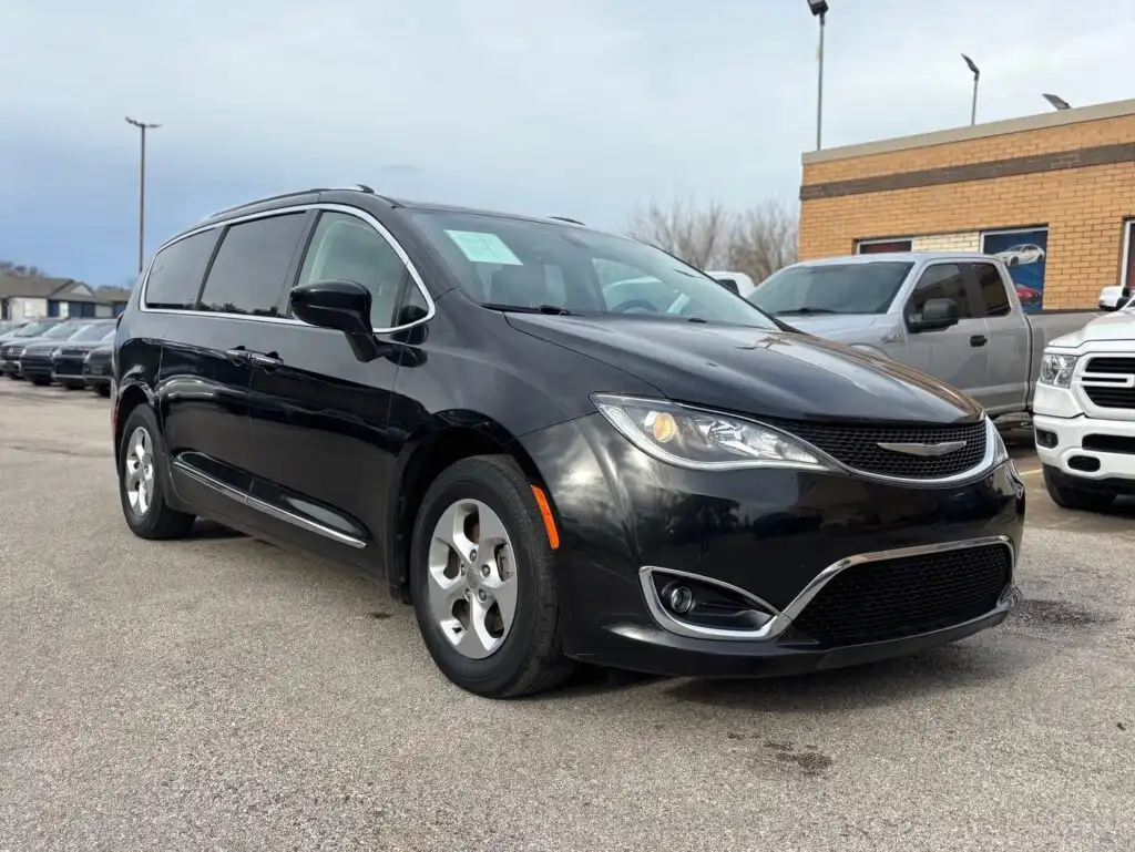 2017 Chrysler Pacifica Touring-L Plus's photo