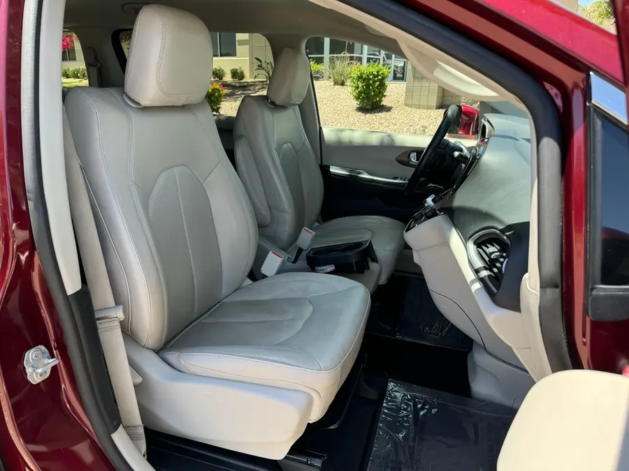 2019 Chrysler Pacifica Touring L photo 5