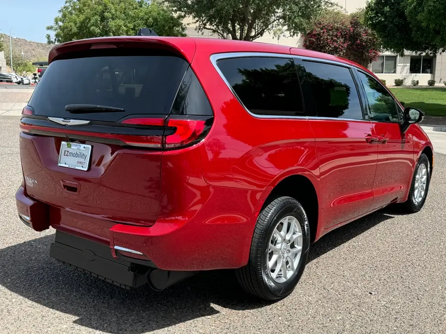 2026 Chrysler Pacifica Select photo 5