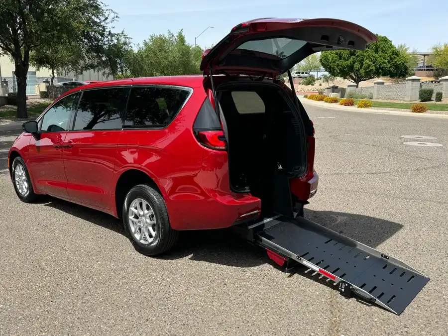 2026 Chrysler Pacifica Select's photo