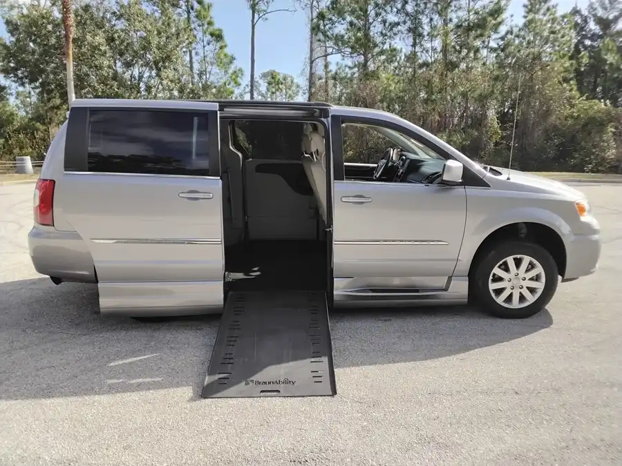 2015 Chrysler Town & Country Touring's photo