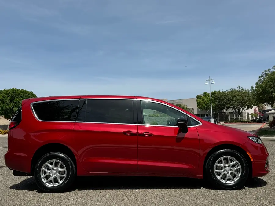 2026 Chrysler Pacifica Select photo 4