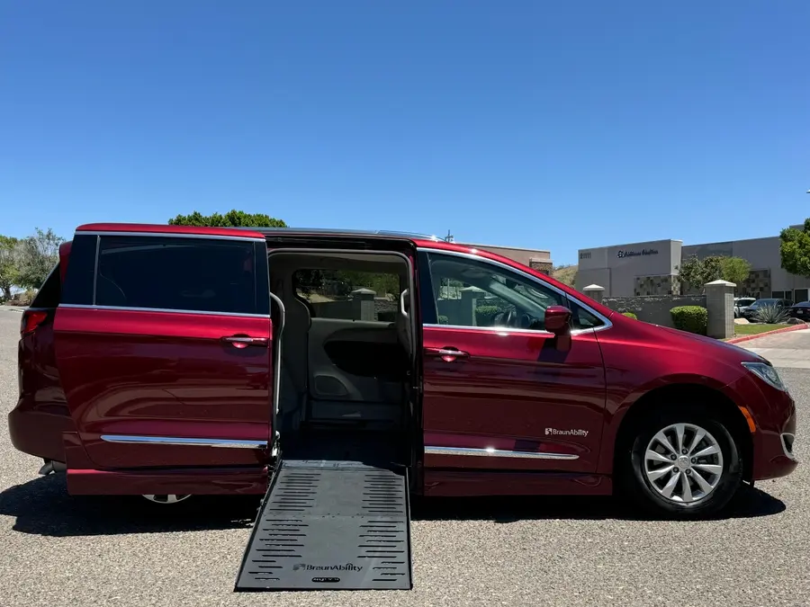 2019 Chrysler Pacifica Touring L photo 3