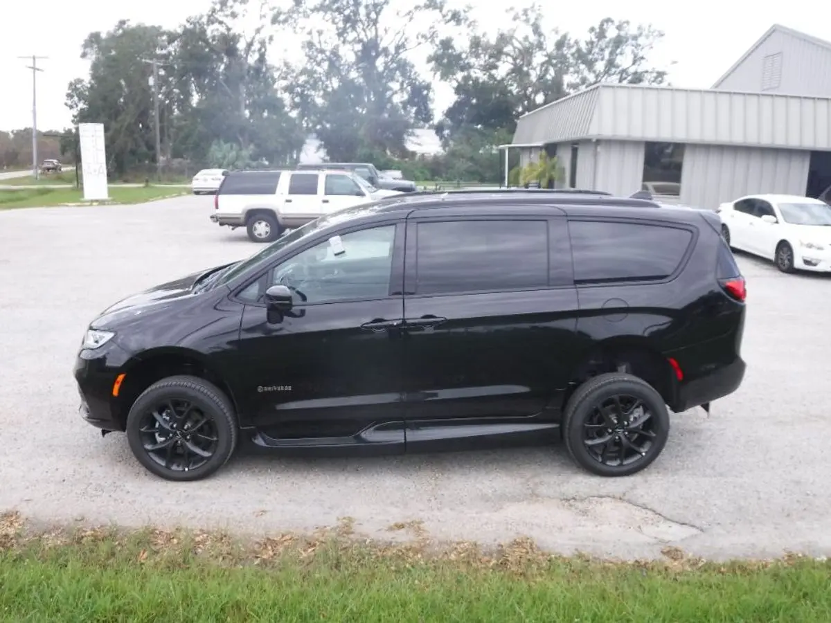 2024 Chrysler Pacifica Touring L photo 3