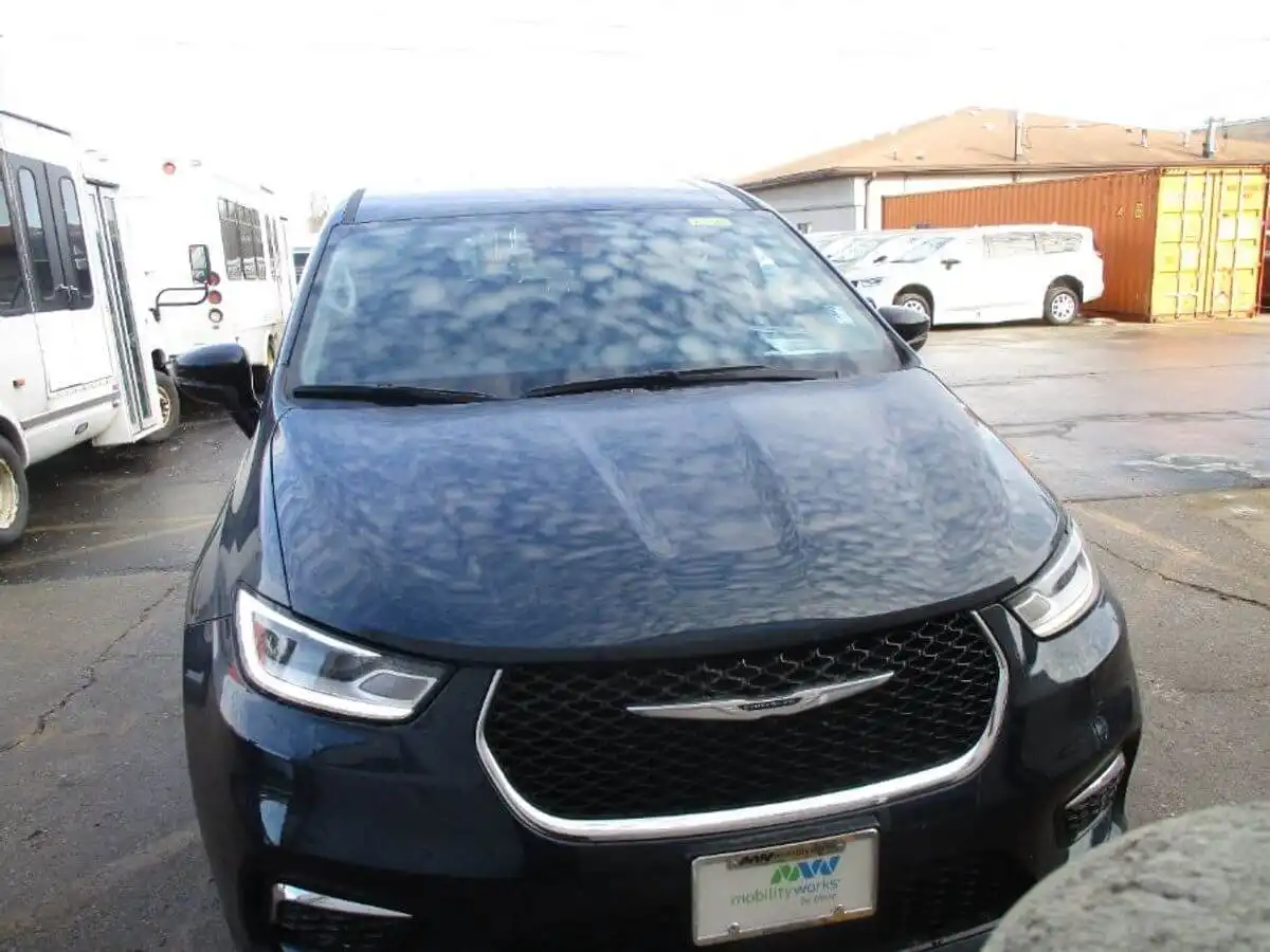 2024 Chrysler Pacifica Touring L's photo