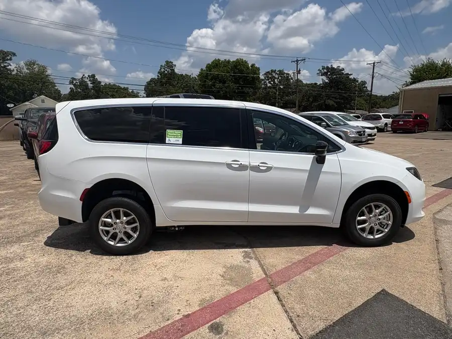 2026 Chrysler Voyager LX's photo