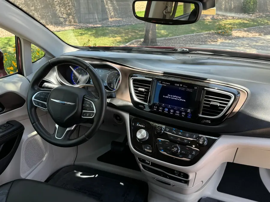 2018 Chrysler Pacifica Touring L Plus photo 4